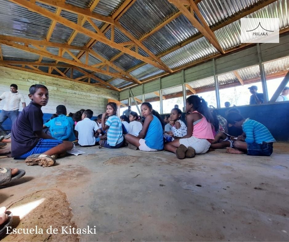 Escuelas de comunidades indígenas están en “ruinas”, los maestros sin salario y los niños reciben clases sentados en el piso