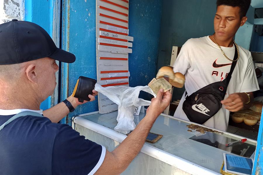 Cuba reduce el peso del pan subsidiado por la escasez de harina