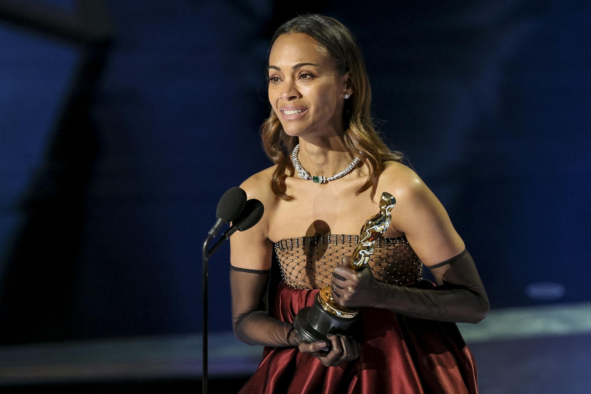 Zoe Saldaña reivindica sus raíces latinoamericanas en su discurso como ganadora del Óscar
