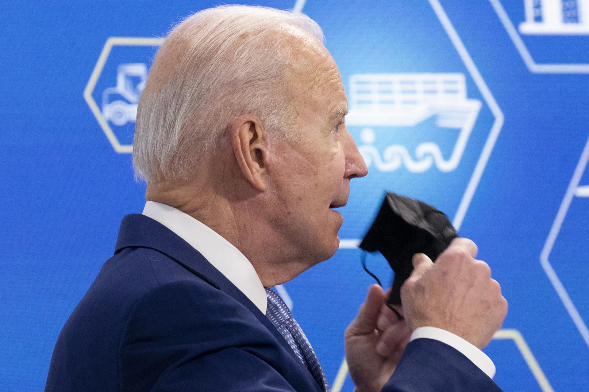 Biden sigue experimentando «síntomas leves» por la covid-19, según su médico