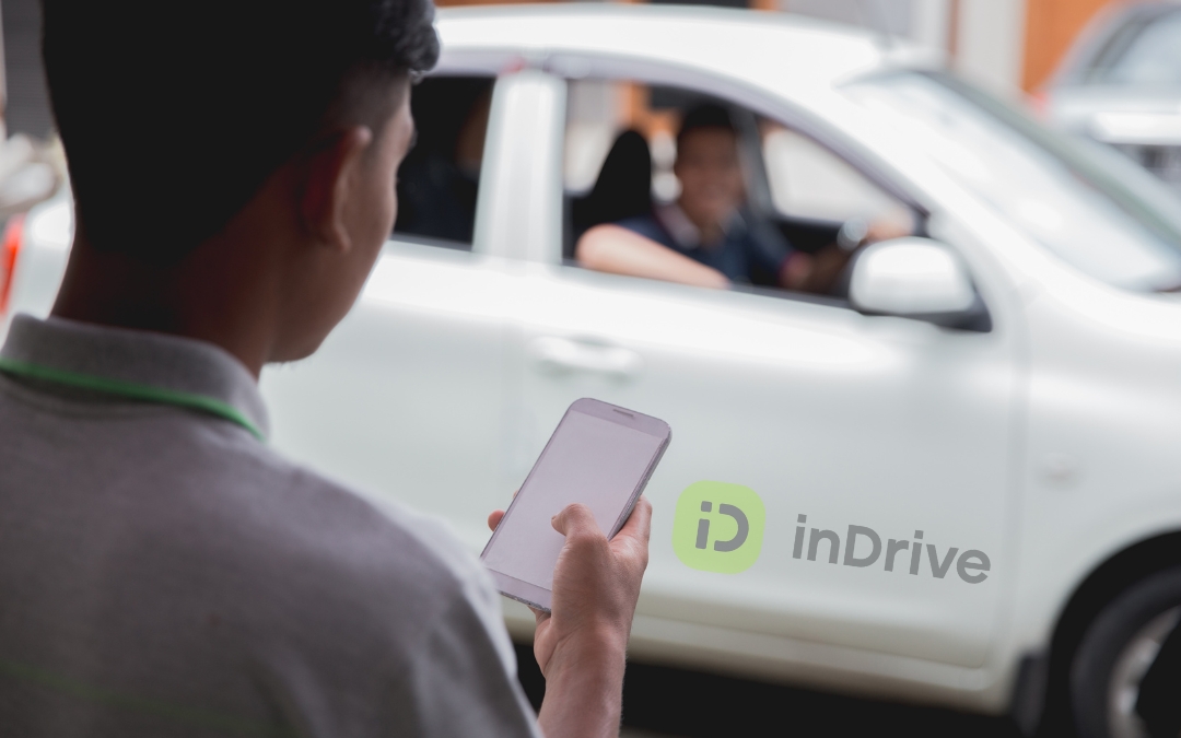 Mientras Irtramma persigue a conductores, inDrive amplía su red de recargas y desafía la prohibición oficial