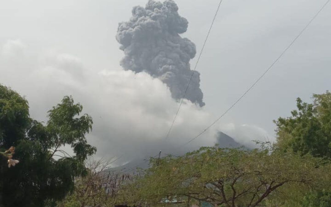 El volcán Concepción sorprende con explosión de humo y cenizas