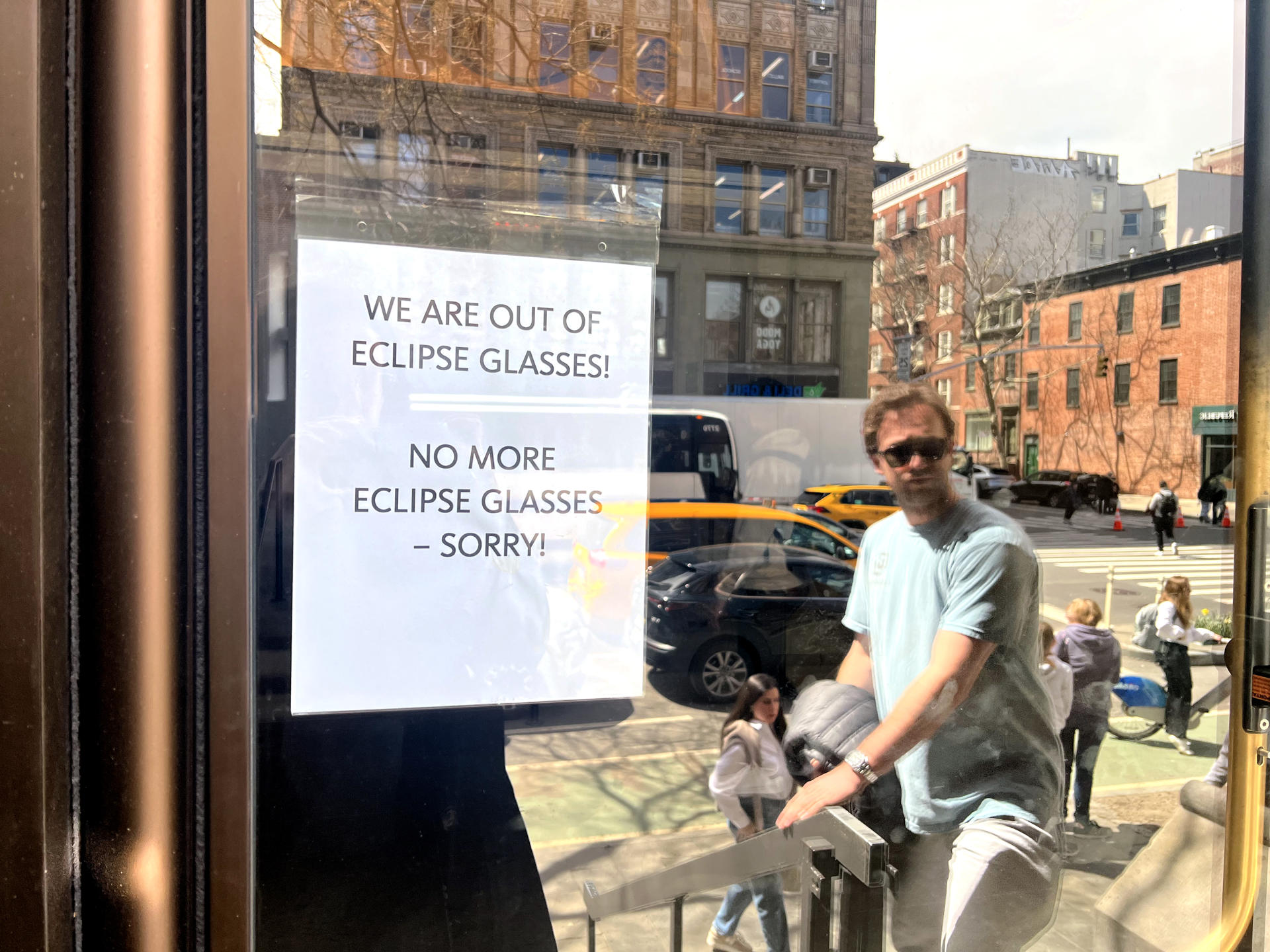 Expectación por eclipse solar agota las gafas gratuitas de las bibliotecas de Nueva York