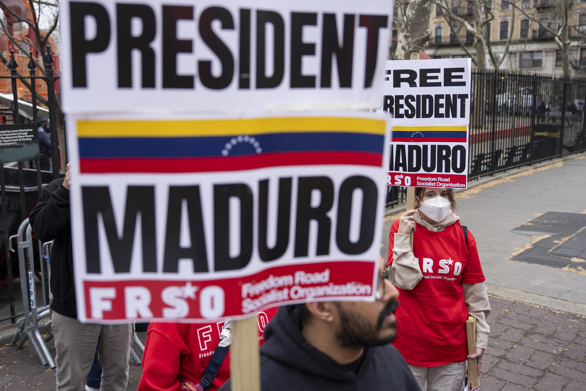Tensión entre manifestantes divididos antes de audiencia de Maduro: «Yo sí soy venezolano»