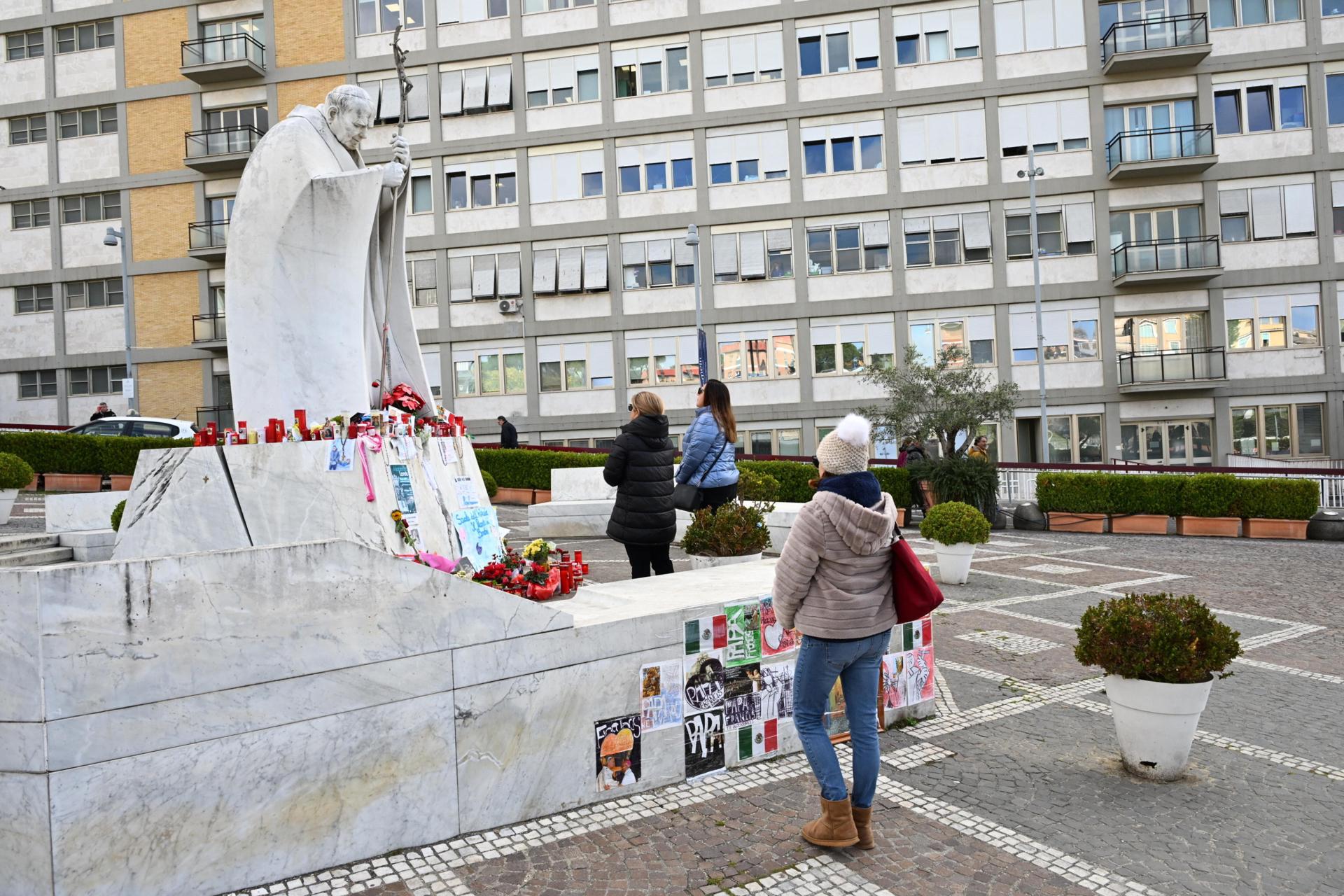 El papa sigue su tratamiento sin el respirador, tras las insuficiencias respiratorias