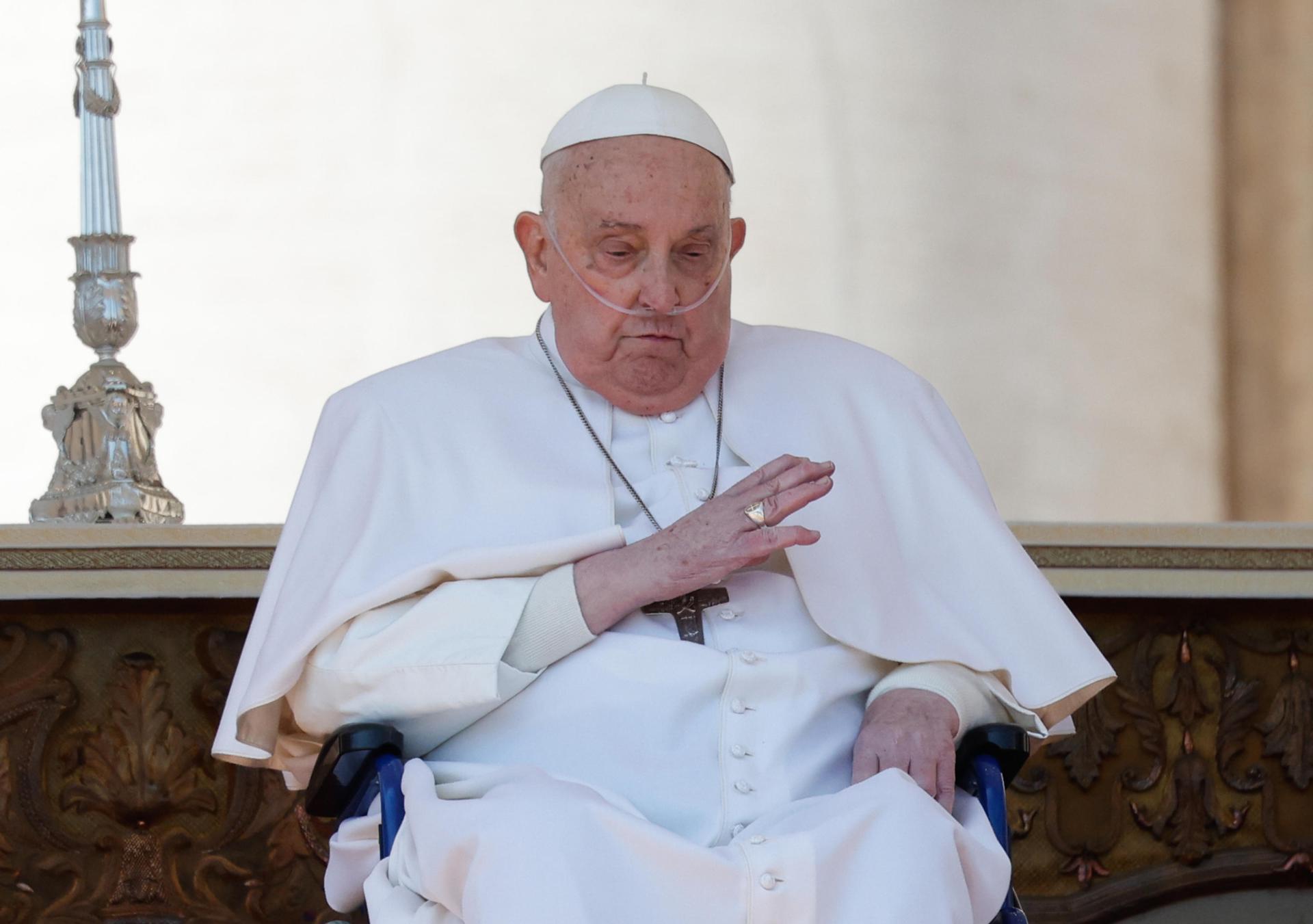 El papa reaparece ante los fieles por sorpresa en su convalecencia