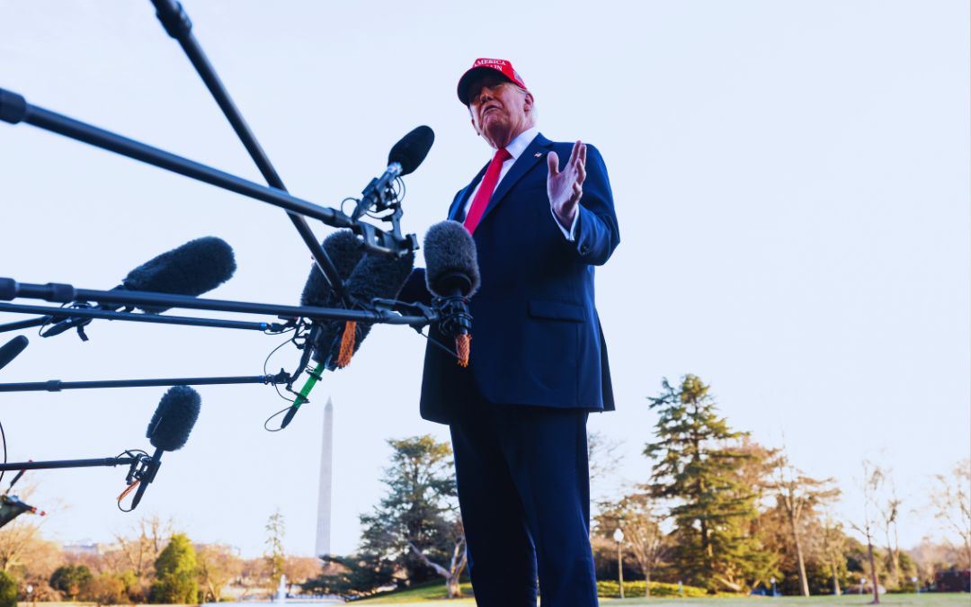 Listas negras y demandas, las tácticas de Trump para controlar la cobertura de los medios
