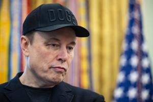 Musk denuncia a OpenAI y Apple por asfixiar la competencia en Inteligencia Artificial