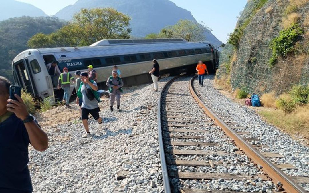 Al menos 13 muertos y 98 heridos tras descarrilamiento del tren Interoceánico en México