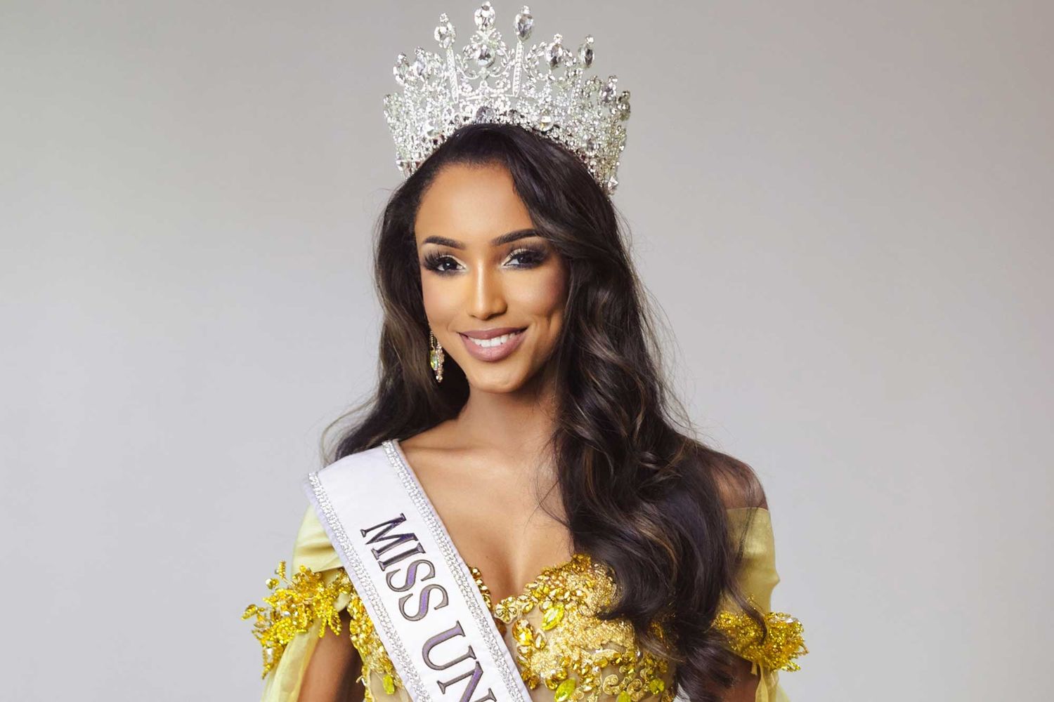 Miss Jamaica será repatriada tras grave caída durante la preliminar de Miss Universo 2025