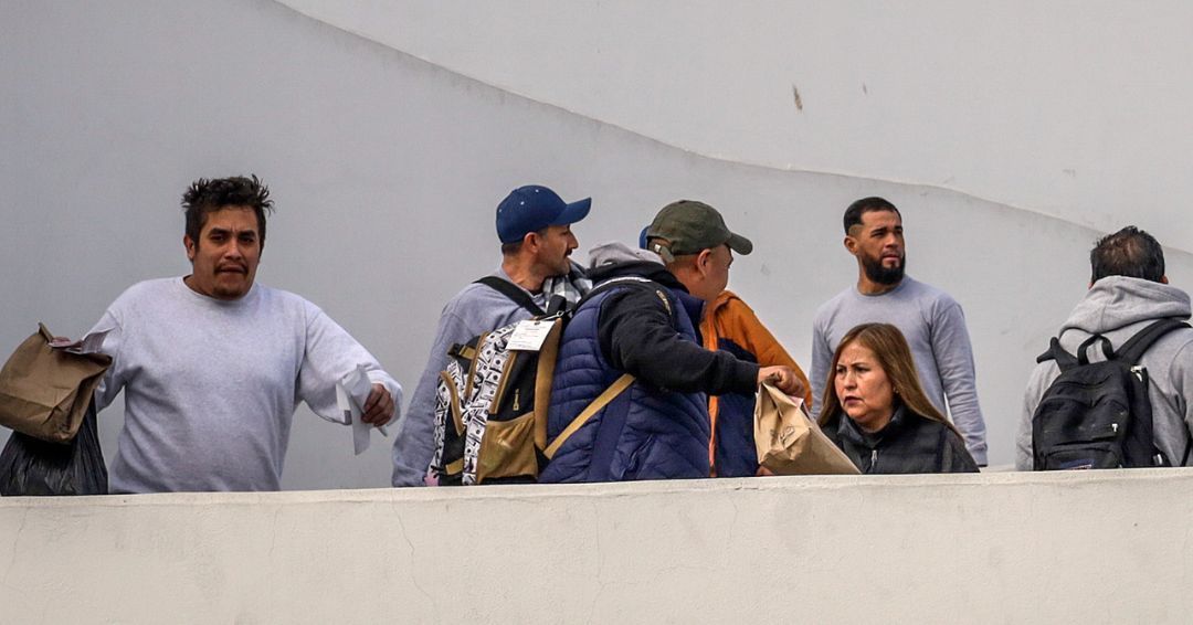 Mexicanos deportados denuncian que el Gobierno de Trump los maltrató y mantuvo esposados