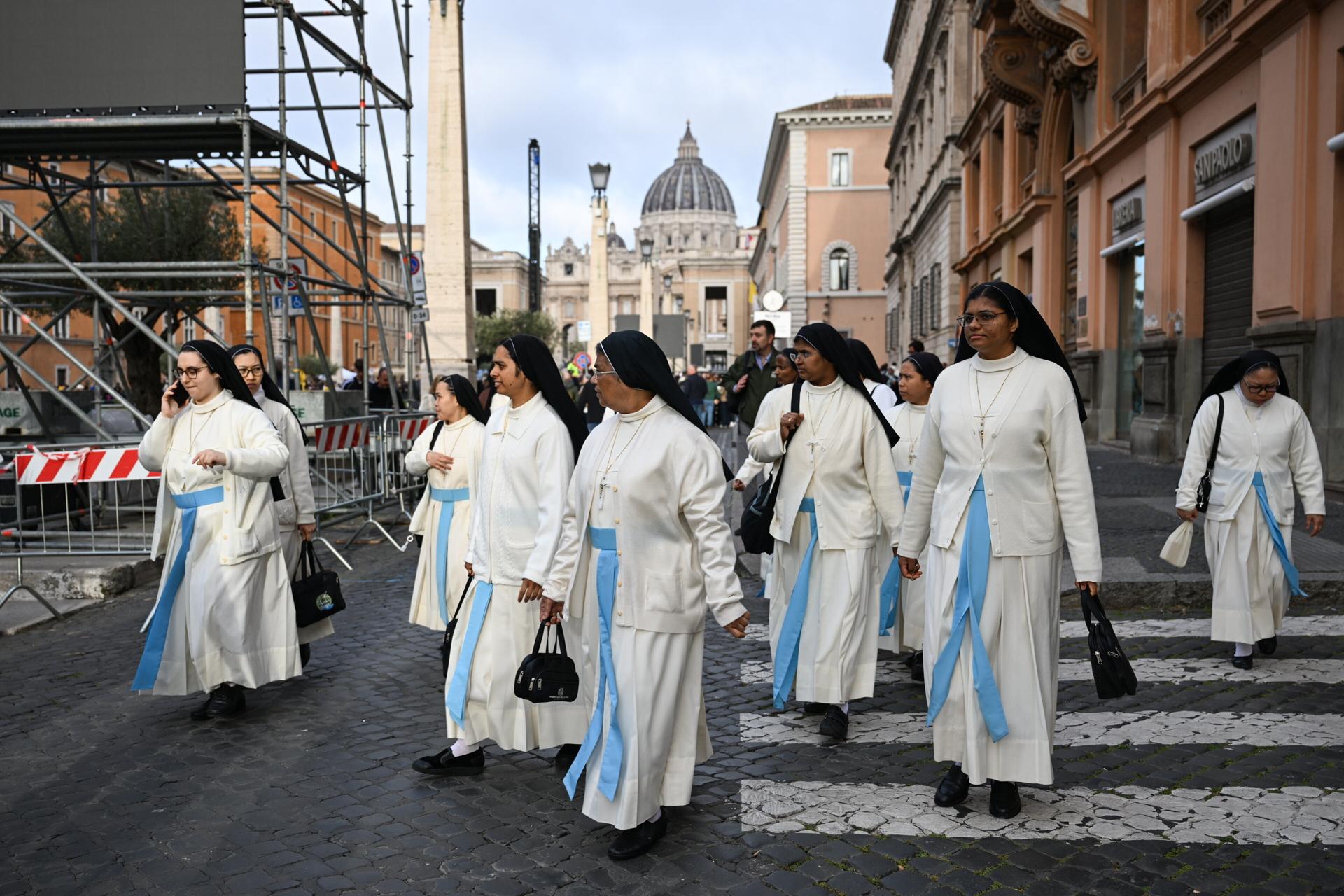 Unas 150.000 personas despiden al papa en la basílica de San Pedro antes del funeral