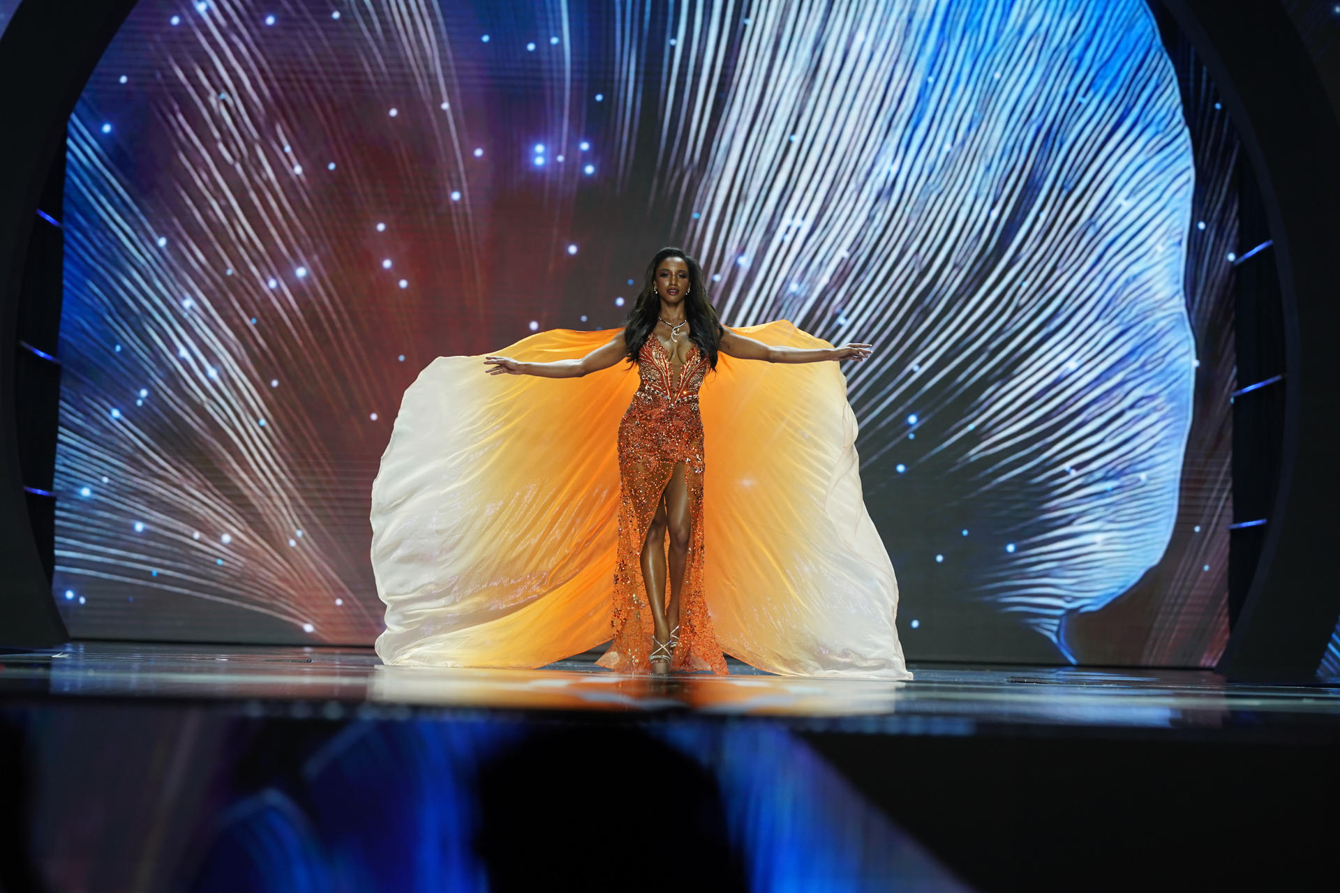 Miss Jamaica sigue en UCI pero muestra mejoría cinco días después de su caída en Miss Universo