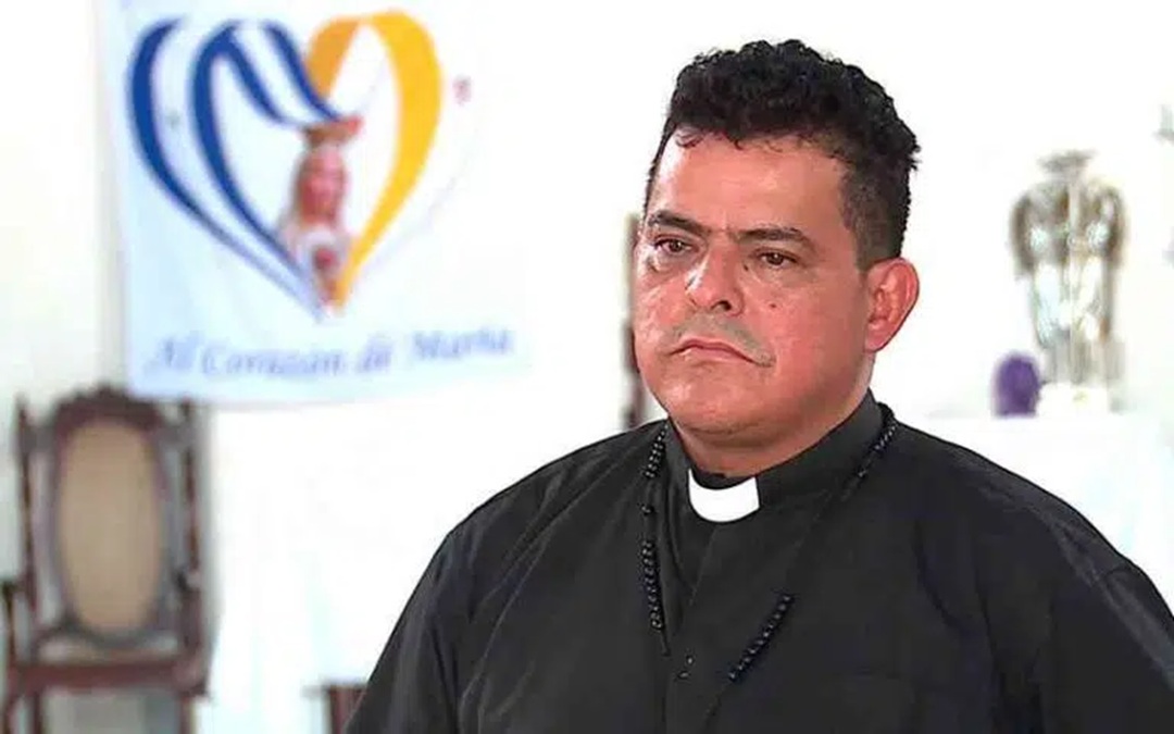 Sacerdote cumple 15 días de detención a pesar que viajaba como pasajero en Granada