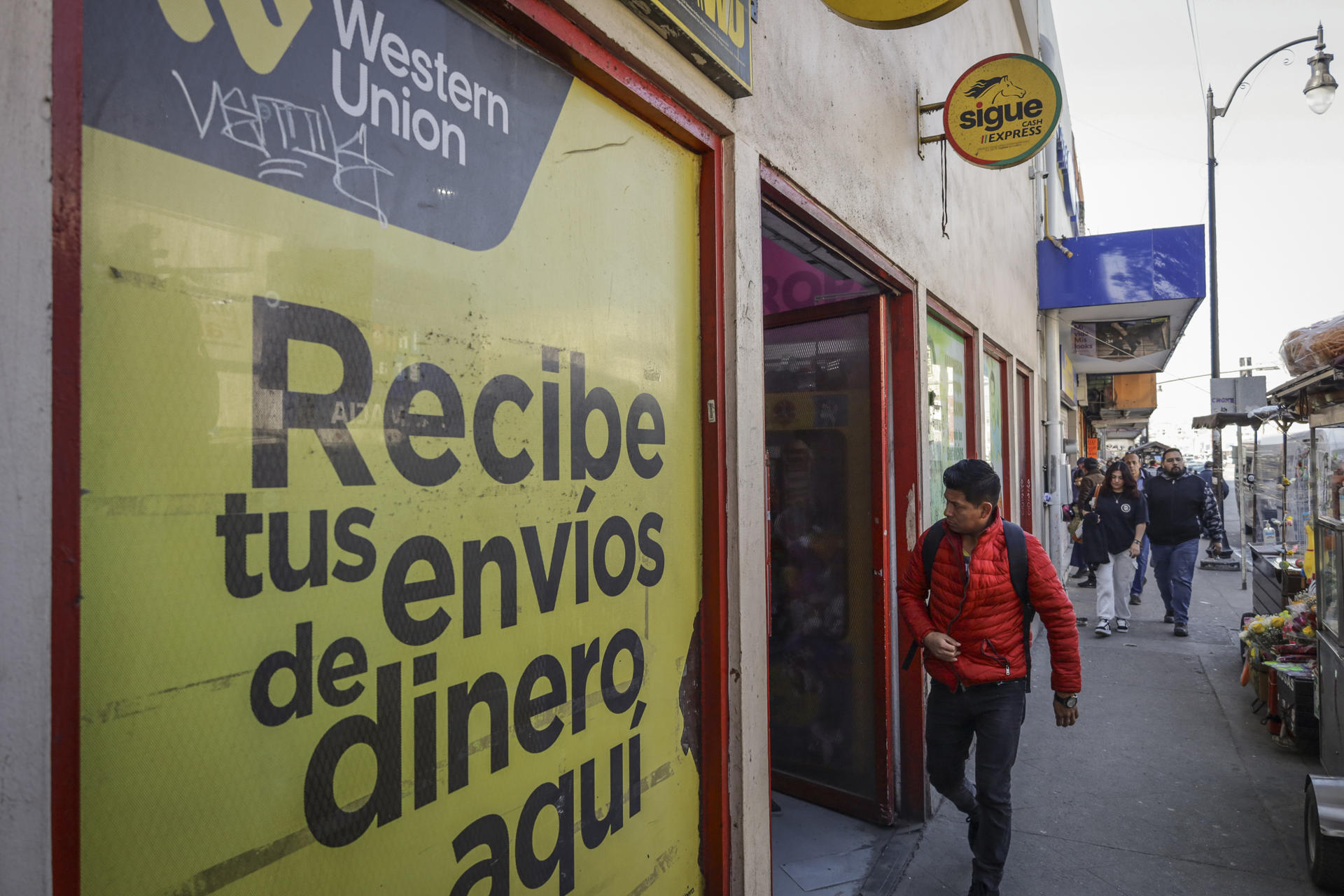 El impuesto a las remesas de EE.UU. angustia hasta a 40 millones de migrantes y sus familias