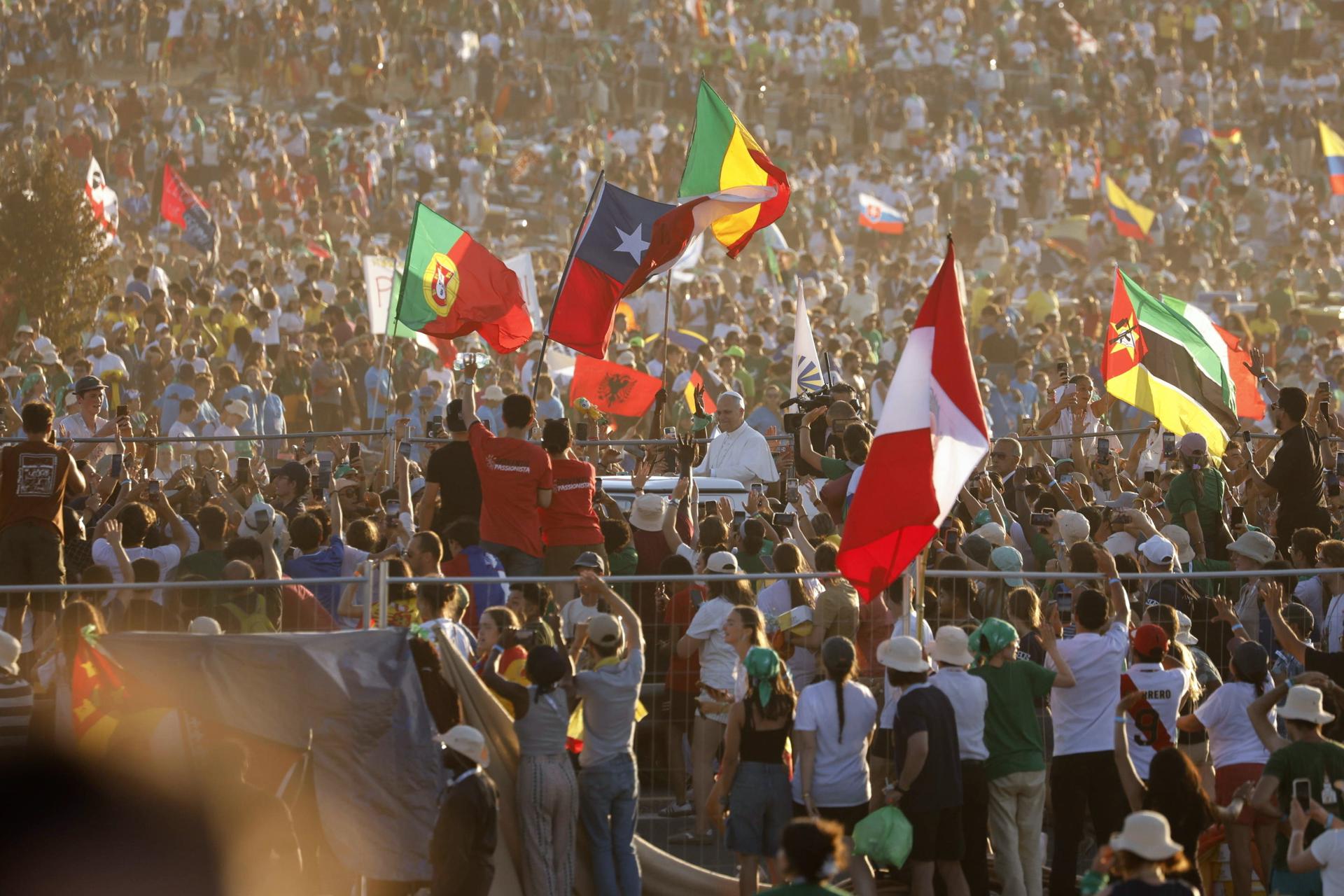 León XIV llama a «construir un mundo más humano» en un multitudinario Jubileo de Jóvenes