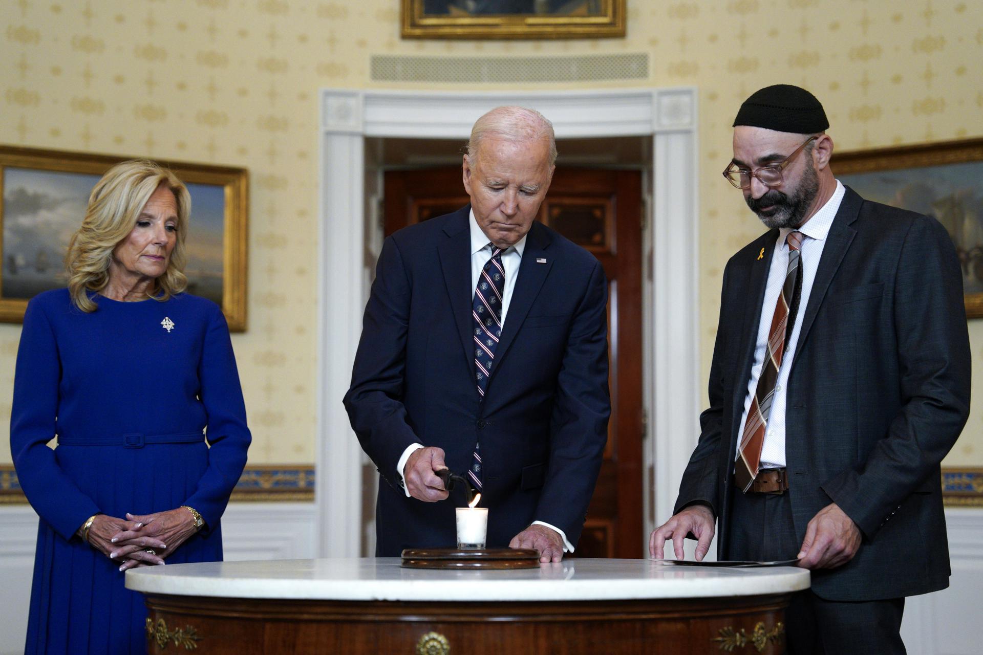 Biden enciende una vela junto a un rabino para conmemorar el aniversario del 7 de octubre