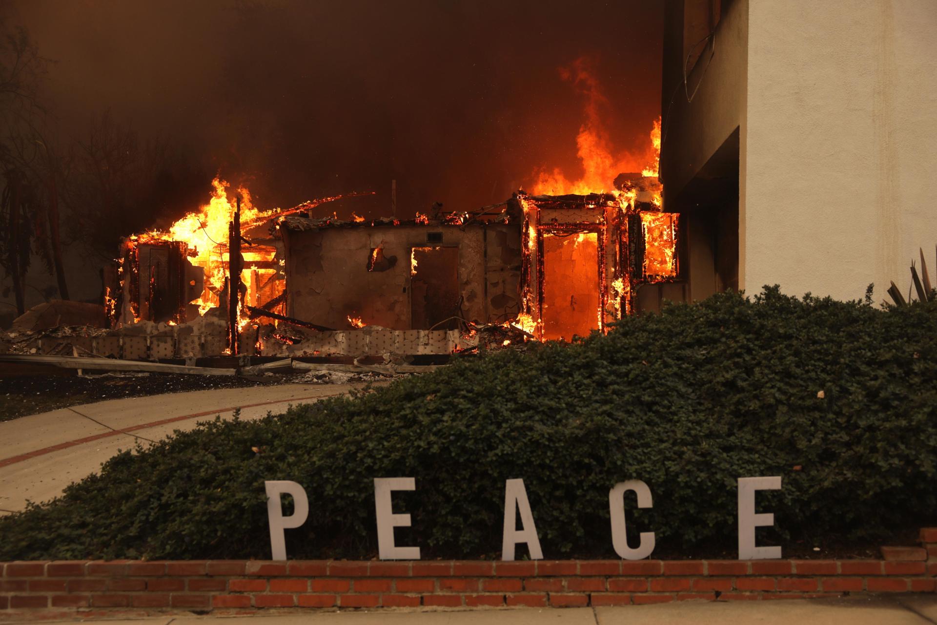Suben a 25 los muertos por los incendios en Los Ángeles y anuncian arrestos de pirómanos