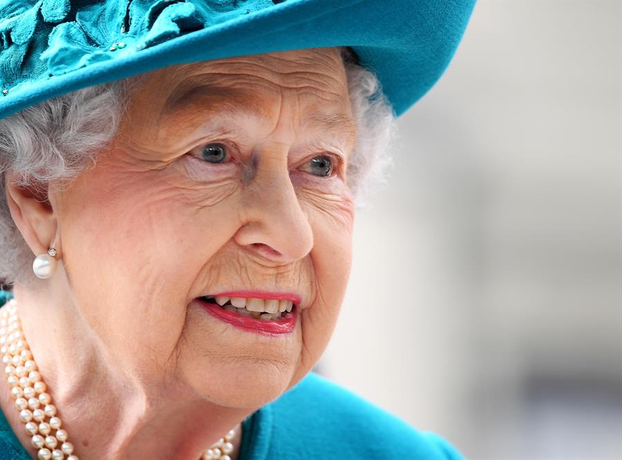 La reina Isabel II da positivo por covid-19