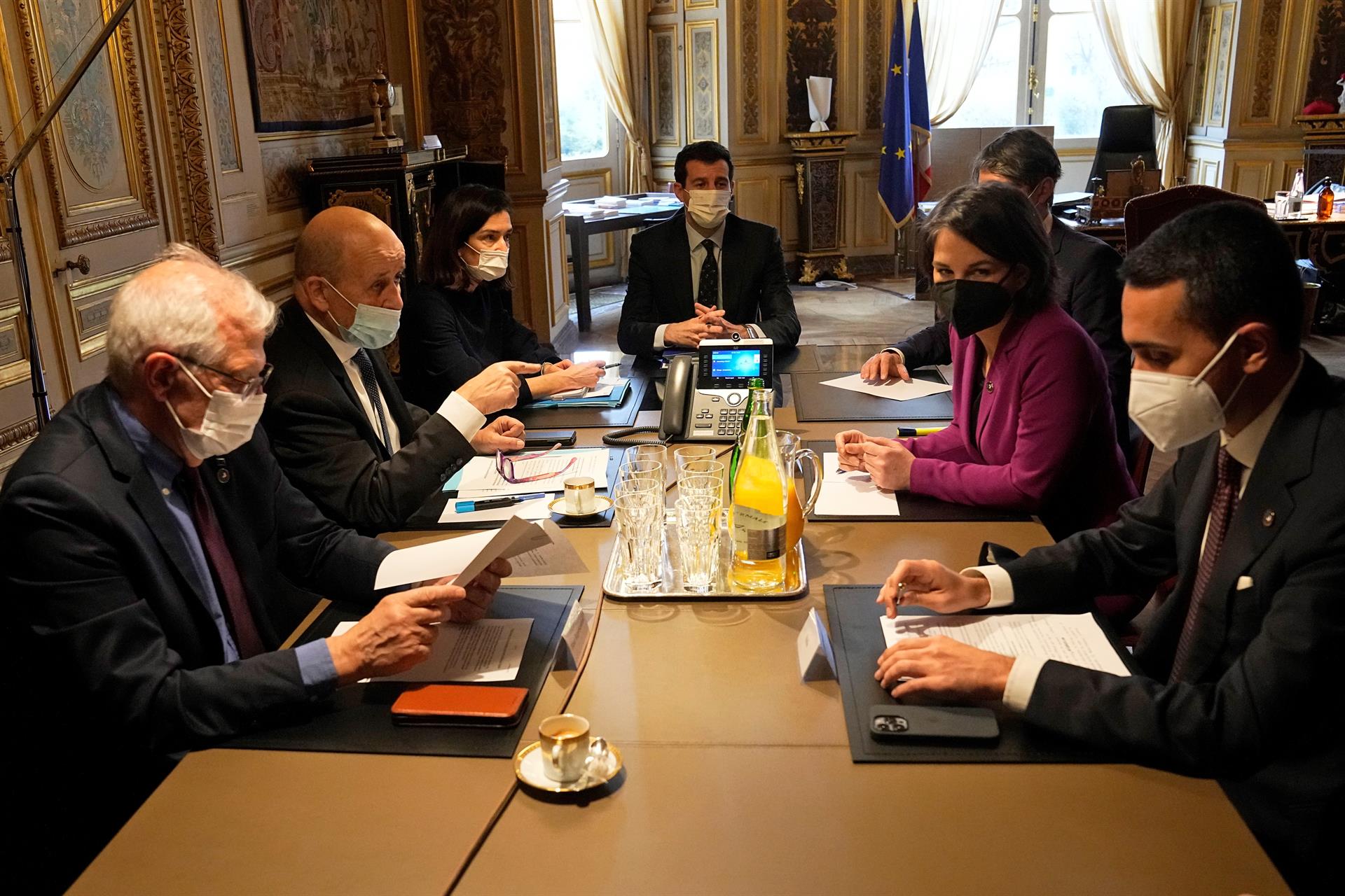 La UE lanza una primera salva de sanciones a Rusia, pero se guarda un arsenal