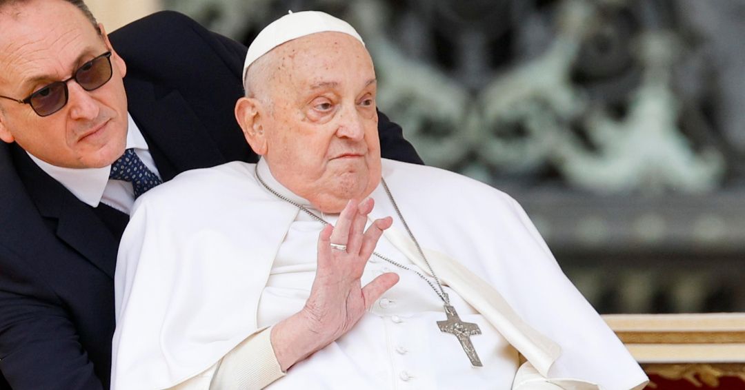 El papa, sin asistencia de oxígeno, saluda a los fieles en San Pedro por Semana Santa