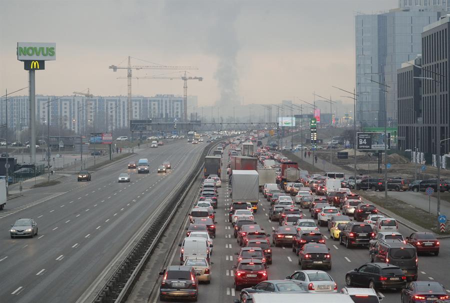 Pánico y colapso en las carreteras de Kiev para salir de la ciudad
