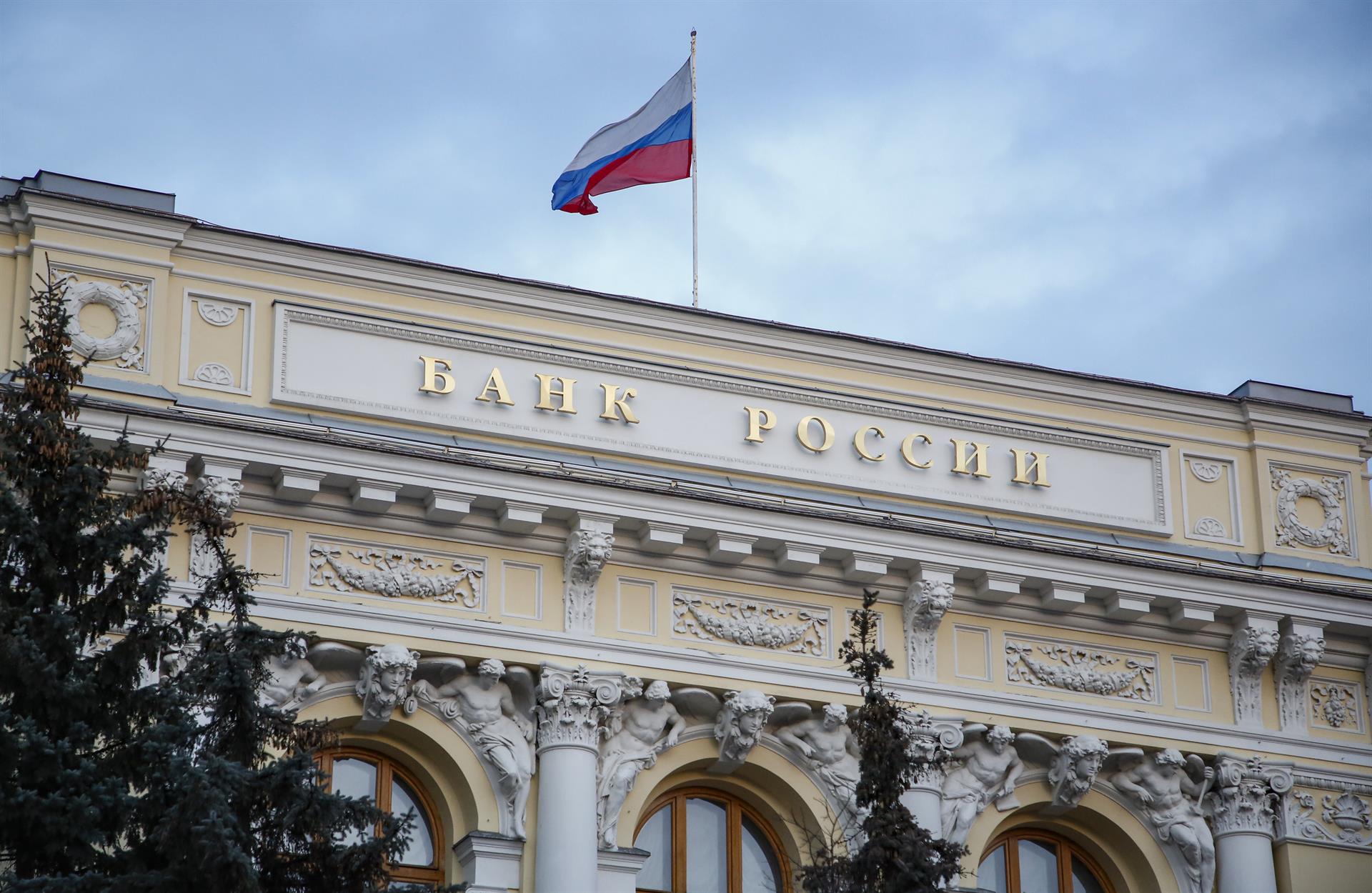EE.UU. prohíbe operar con el Banco Central ruso y congela sus activos en dólares