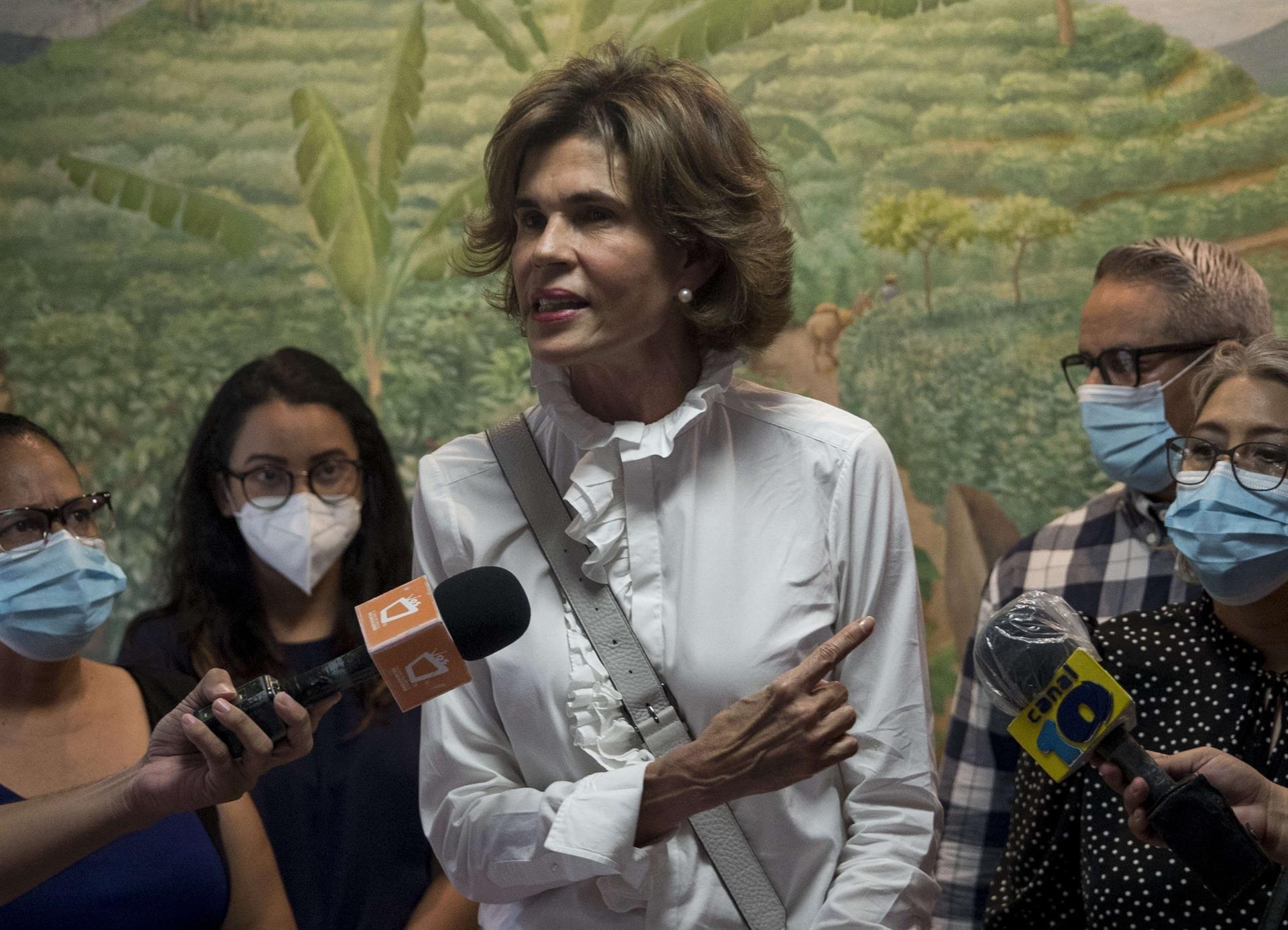 Régimen obliga a Cristiana Chamorro a vestir uniforme azul carcelario y la llevan al juez con las manos atadas