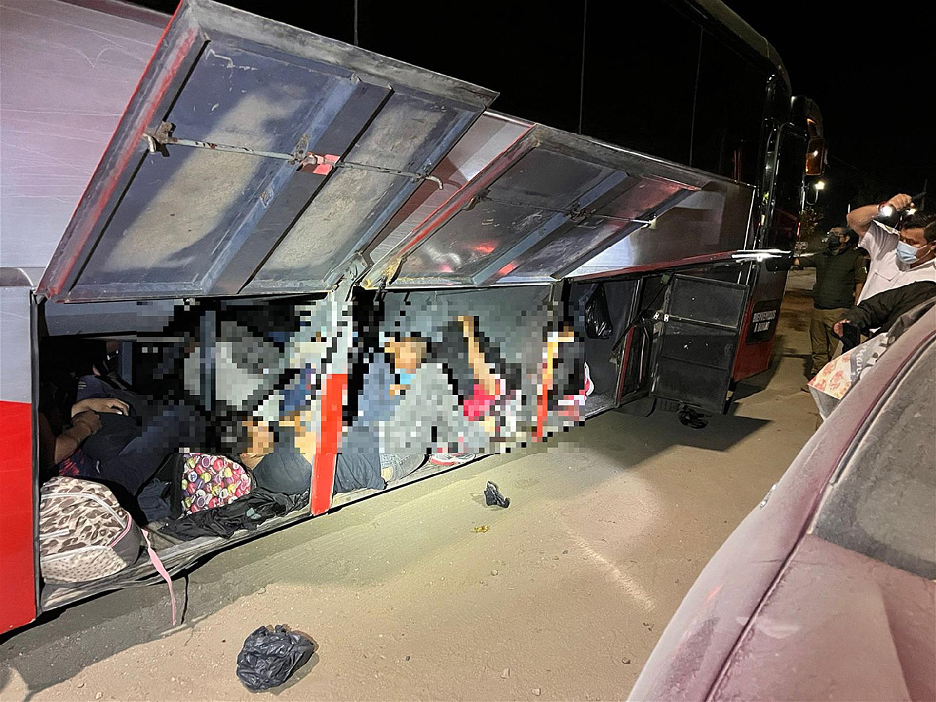 Detienen a migrantes nicaragüenses en un autobús turístico en el sur de México