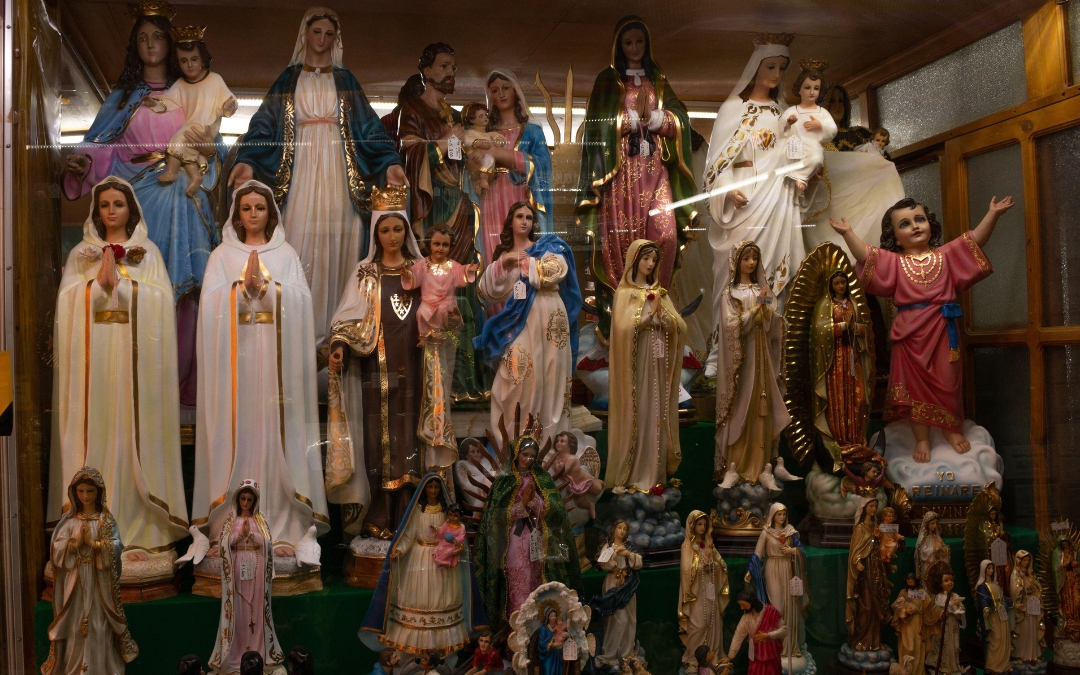 La dictadura pide nombres de quienes compran imágenes de santos en talleres artesanales