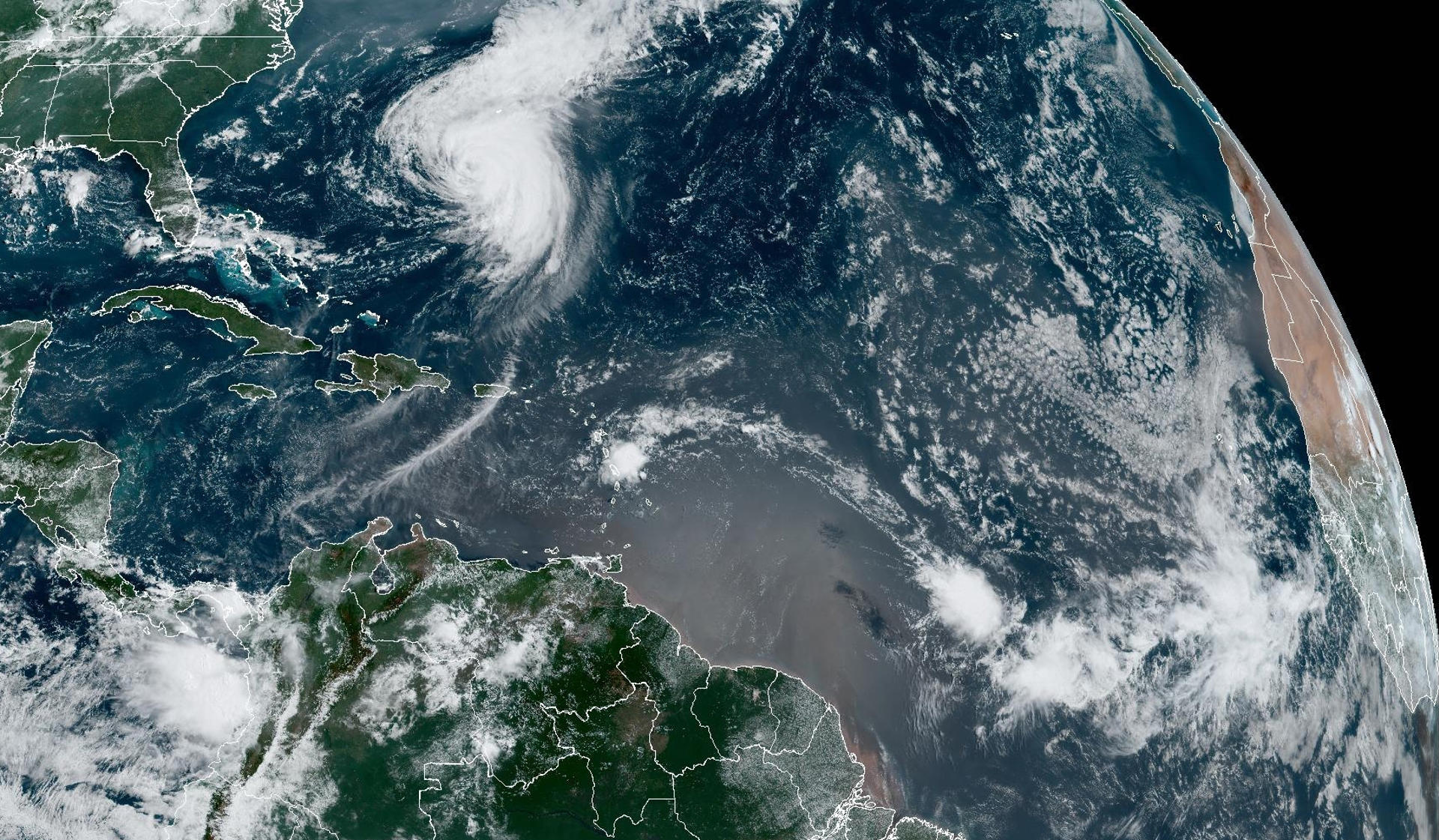 El huracán Ernesto mantiene amenazas sobre la costa noreste de EE.UU. rumbo a Canadá
