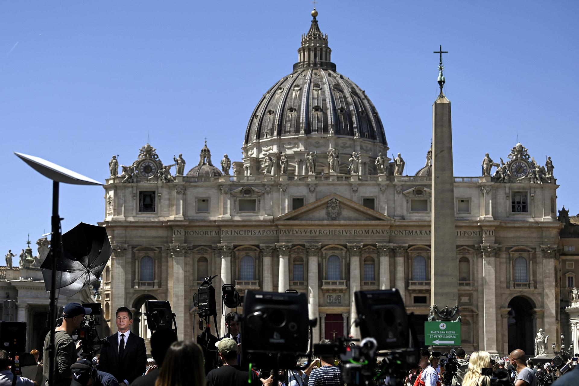 La avalancha de periodistas tras la muerte del papa satura el Vaticano
