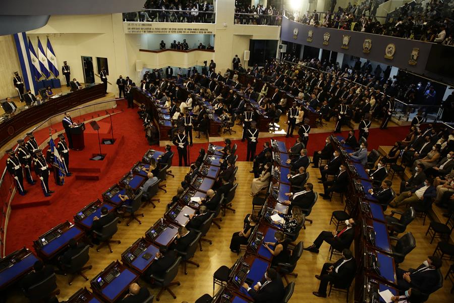 El Congreso salvadoreño suspende dos impuestos a gasolinas ante la inflación