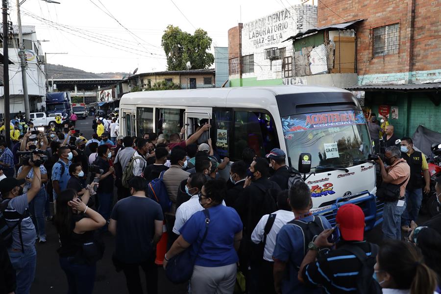 Largas filas de salvadoreños en un punto de autobuses tras la intervención del Gobierno