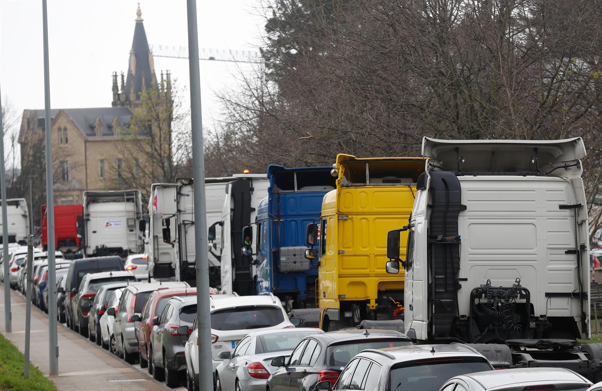 La huelga indefinida de transporte amenaza el abastecimiento en España