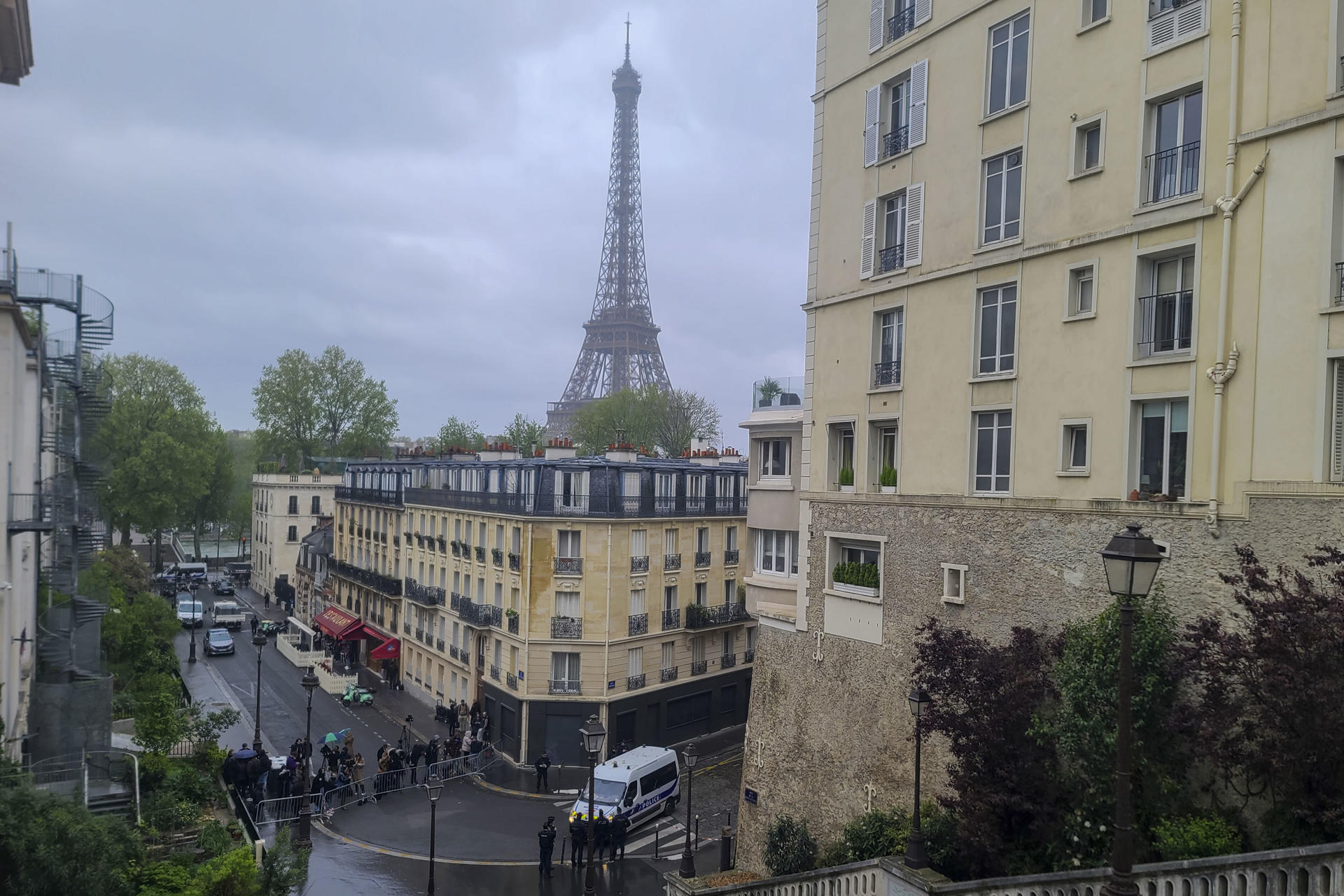 Detenido el hombre que entró en el consulado de Irán en París con falsos explosivos
