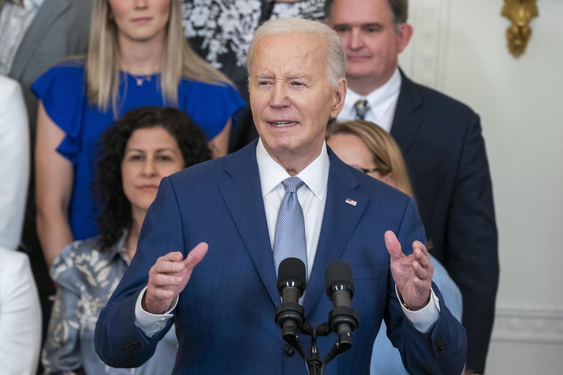 Un legislador republicano propone juicio político contra Biden por freno de armas a Israel