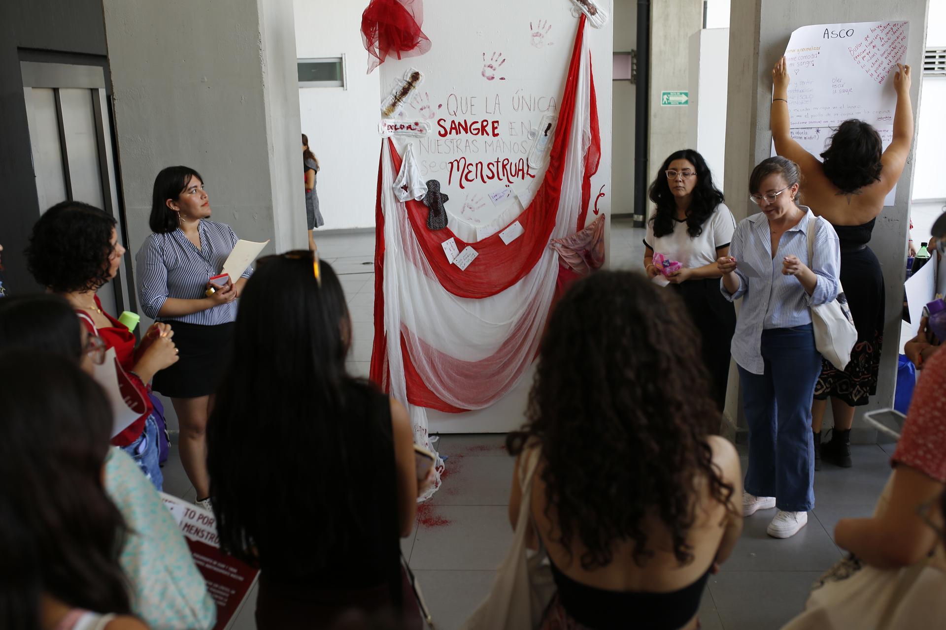 Universitarias mexicanas hablan en voz alta de la menstruación para derribar tabúes