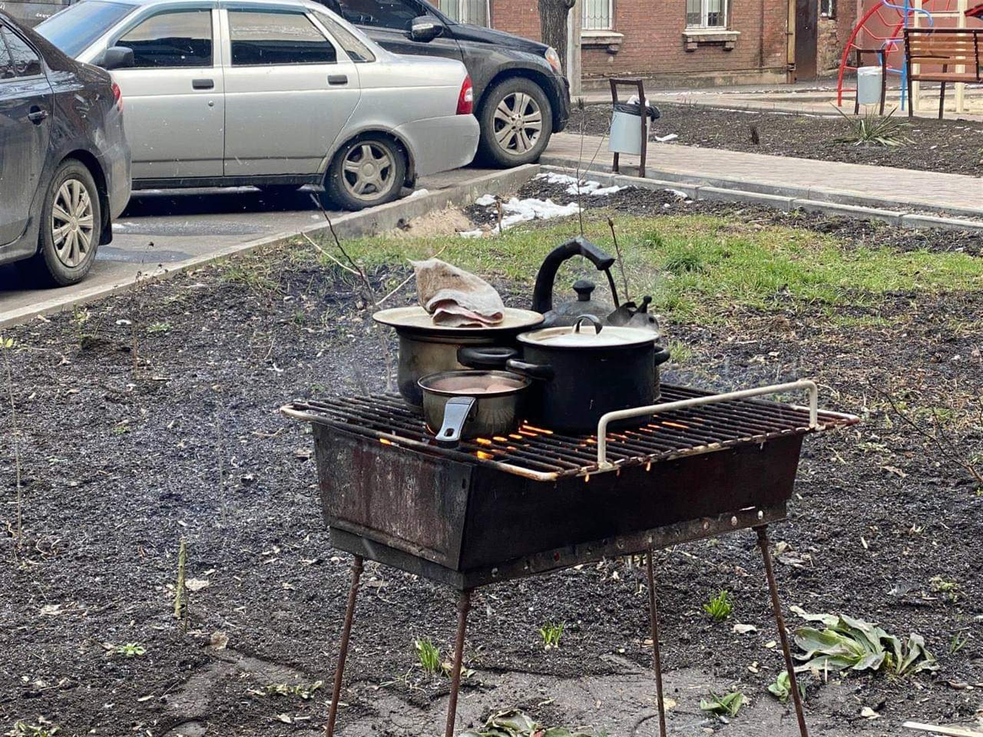 Beber agua de lluvia y comer palomas callejeras, la vida cercada de Mariúpol, Ucrania