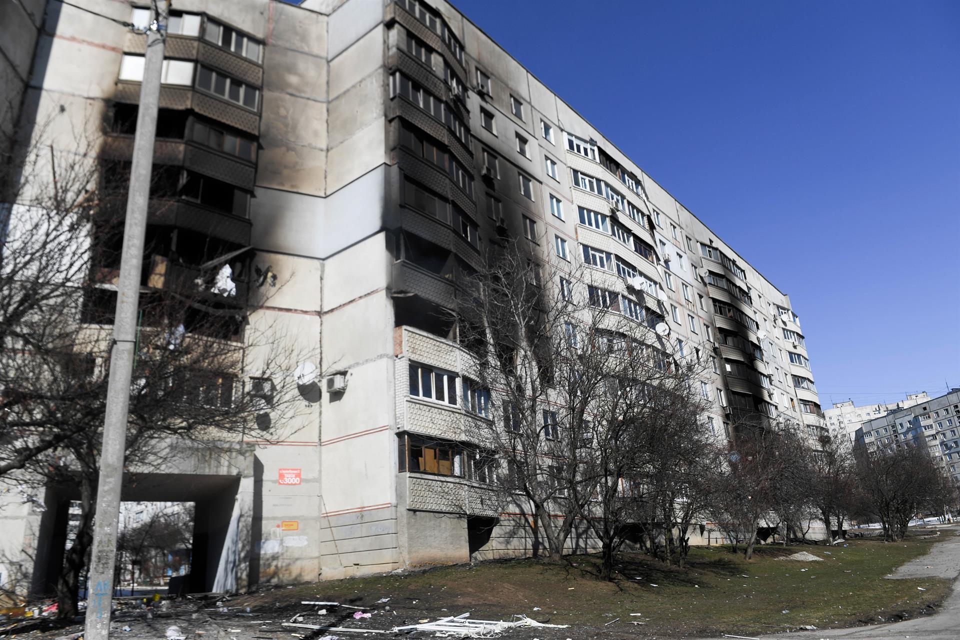 Casi mil edificios destruidos por los bombardeos rusos en Járkov