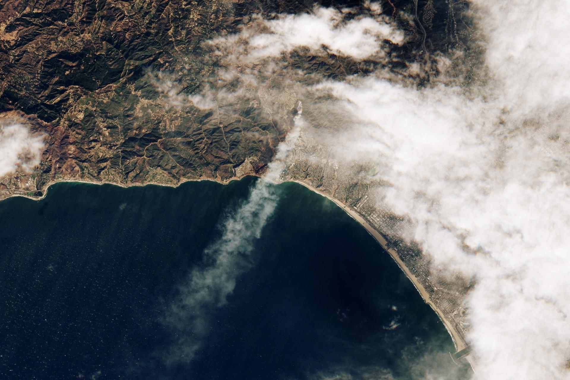 Sheriff de Los Ángeles compara la devastación del fuego con el impacto de una «bomba»
