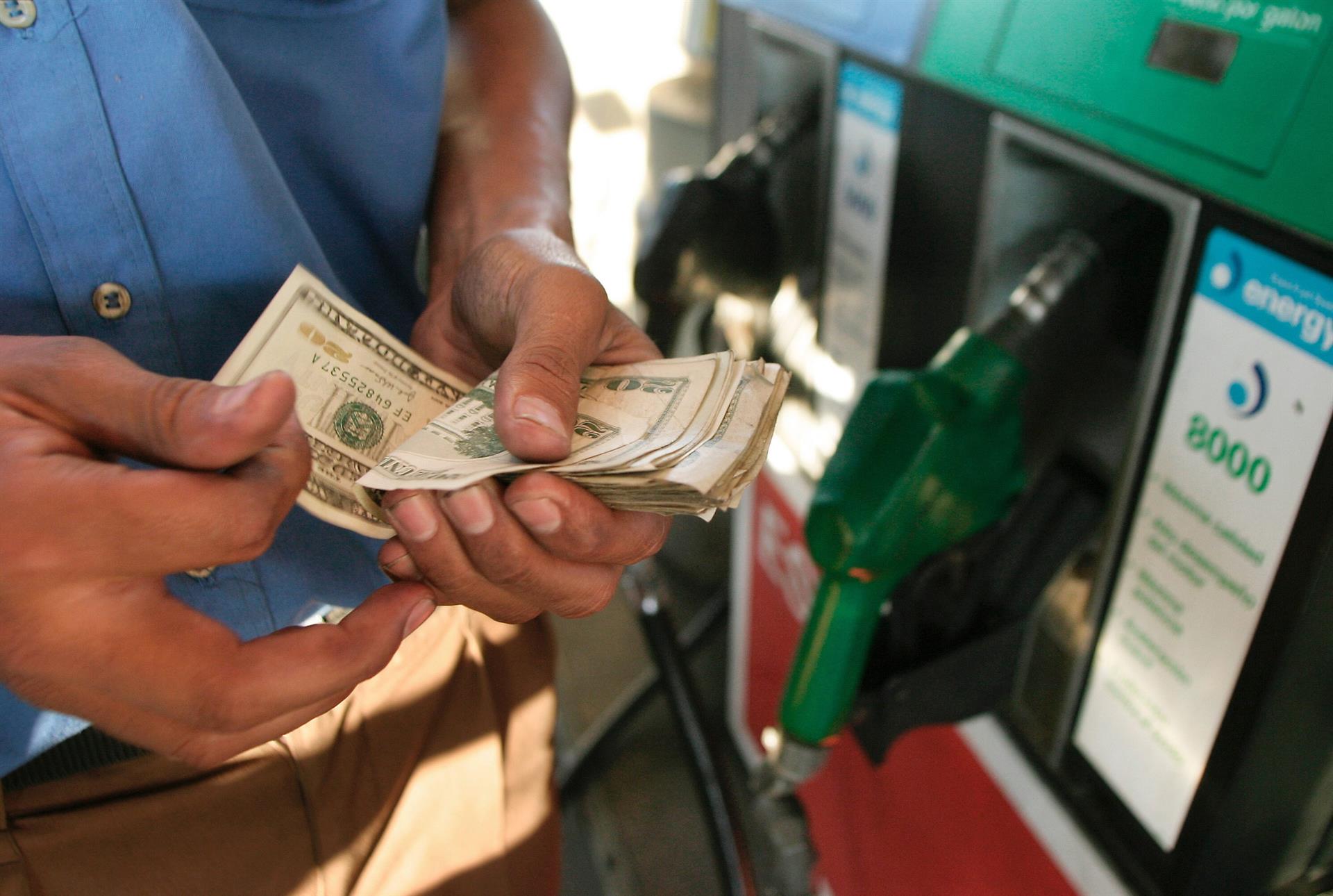 El Salvador suspende por 15 días el impuesto del IVA a los combustibles