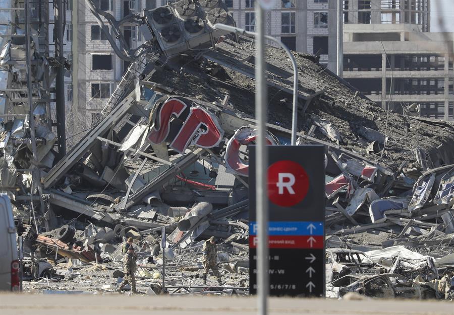Muere una periodista rusa en bombardeo contra centro comercial en Kiev