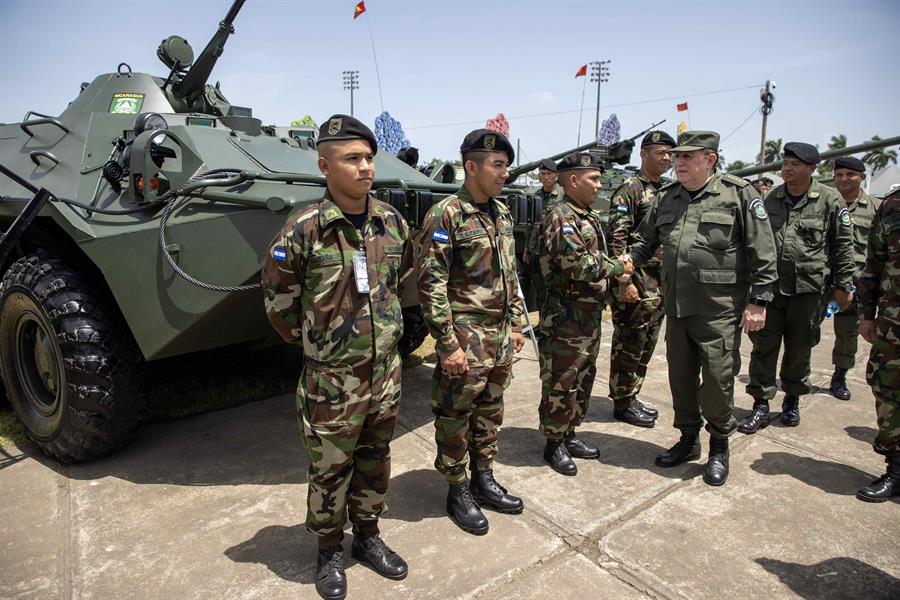 El Ejército de Nicaragua exhibe sus armas y técnicas en la Plaza la Fe San Juan Pablo II