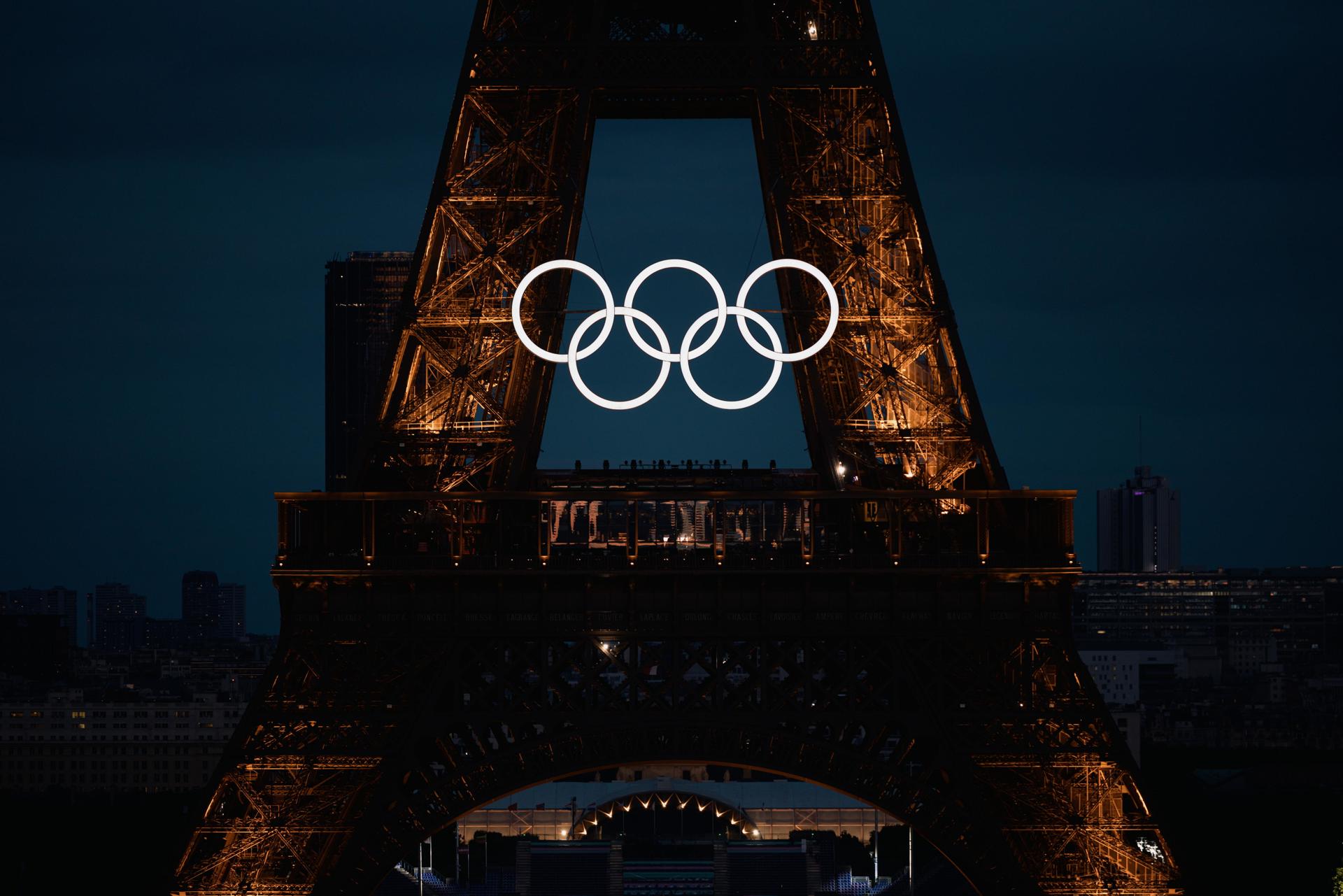 La alcaldesa de París quiere los anillos olímpicos en la torre Eiffel al menos hasta 2028