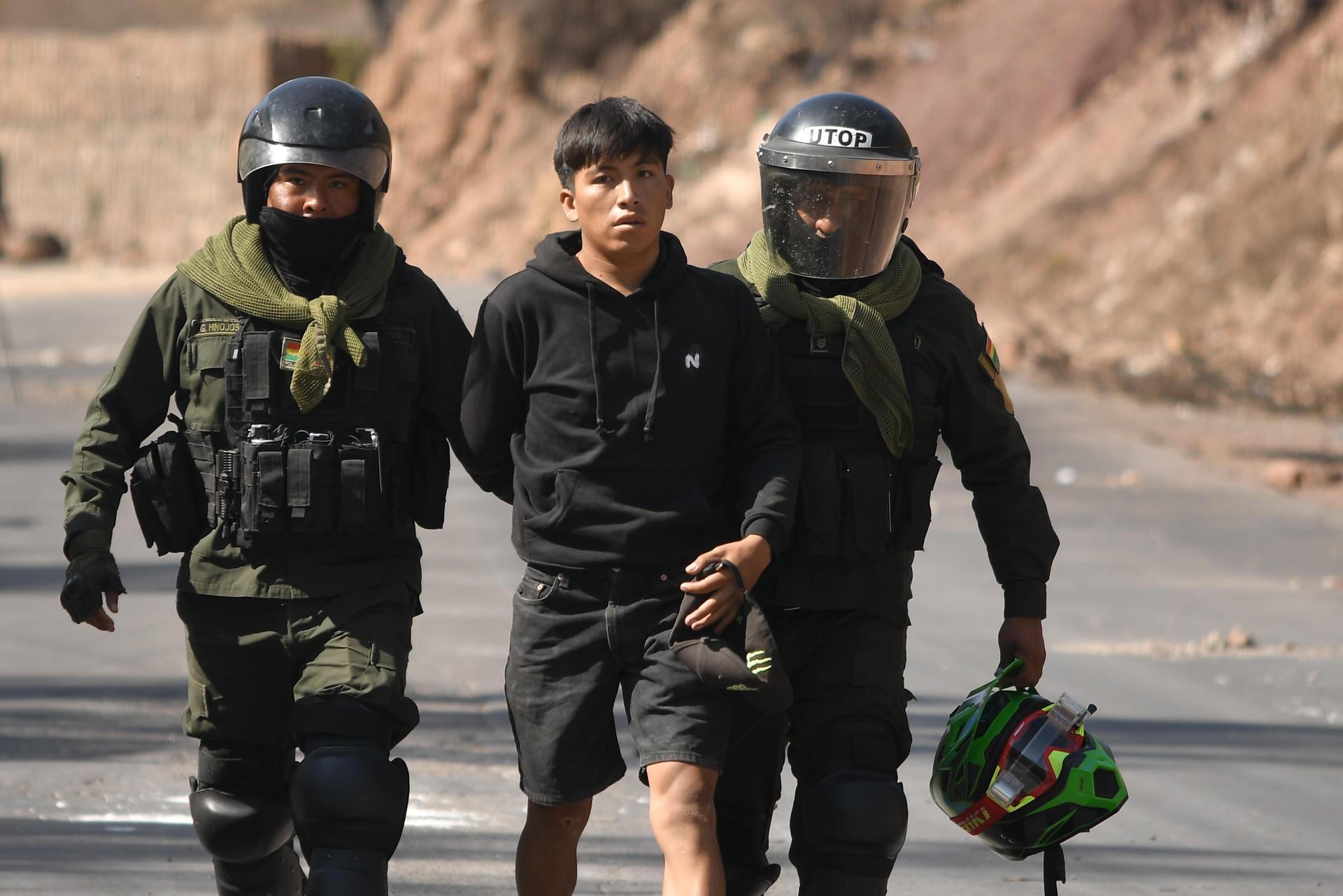 Afines a Evo Morales y la Policía se enfrentan en un operativo de desbloqueo de carreteras