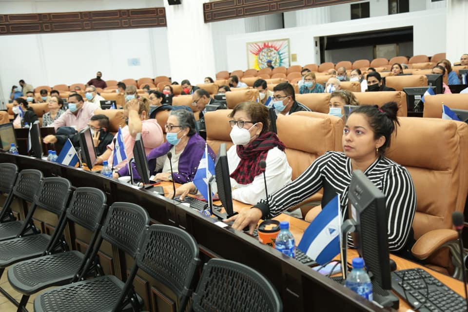 Ortega con luz verde para explorar el espacio