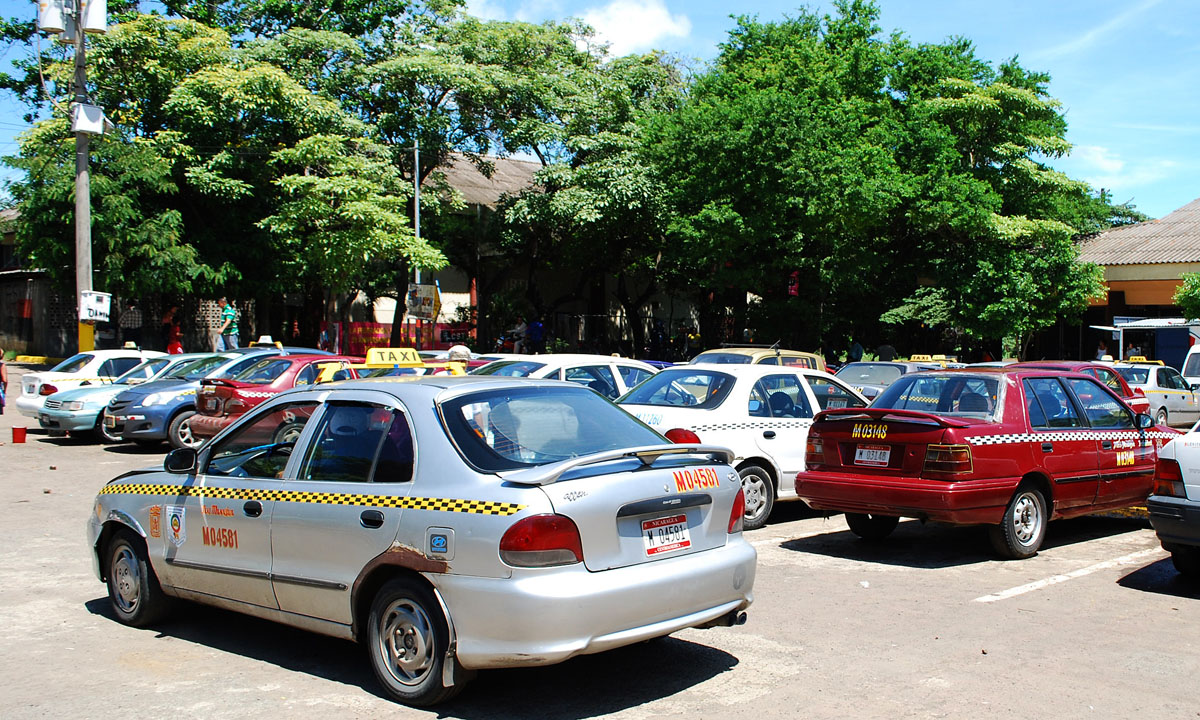 Taxistas desafían orden de no incremento de tarifas, asfixiados por el costo del combustible