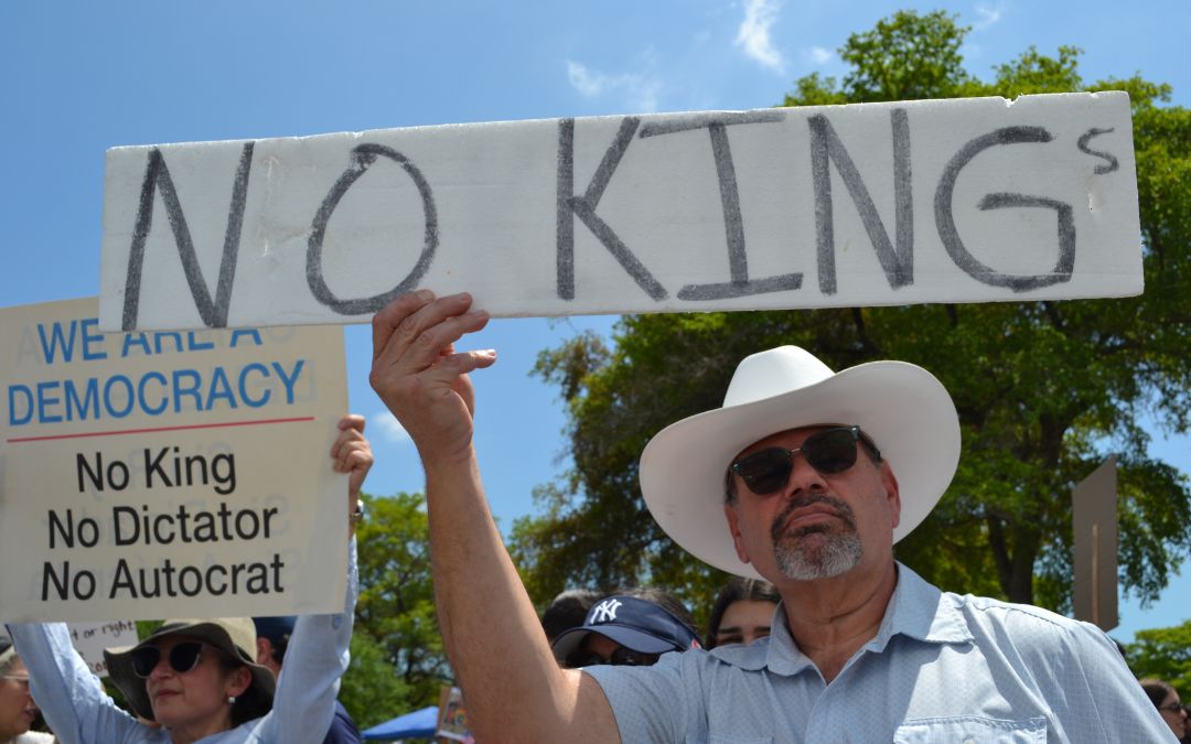 Cubanos y venezolanos que huyeron de «dictaduras» marchan contra «autoritarismo» de Trump