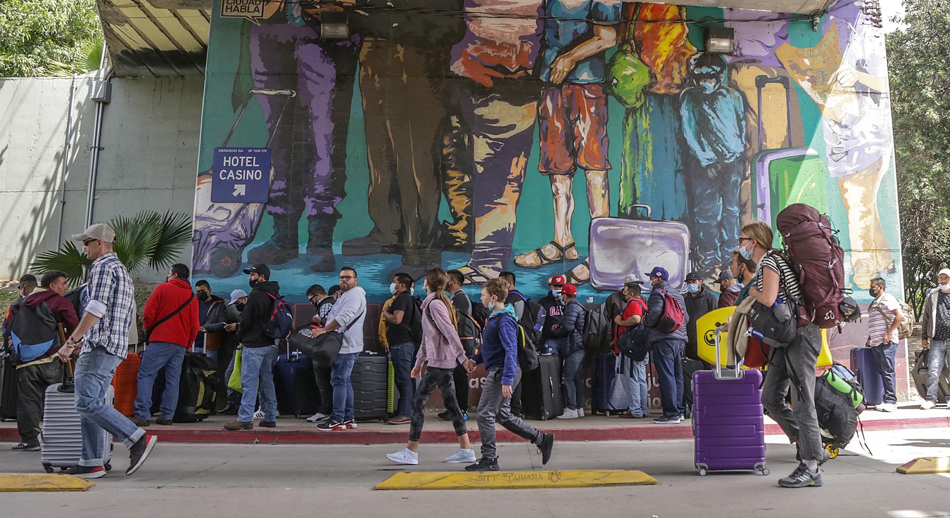 Migrantes varados en México esperanzados en el fin de las deportaciones exprés desde EE.UU.